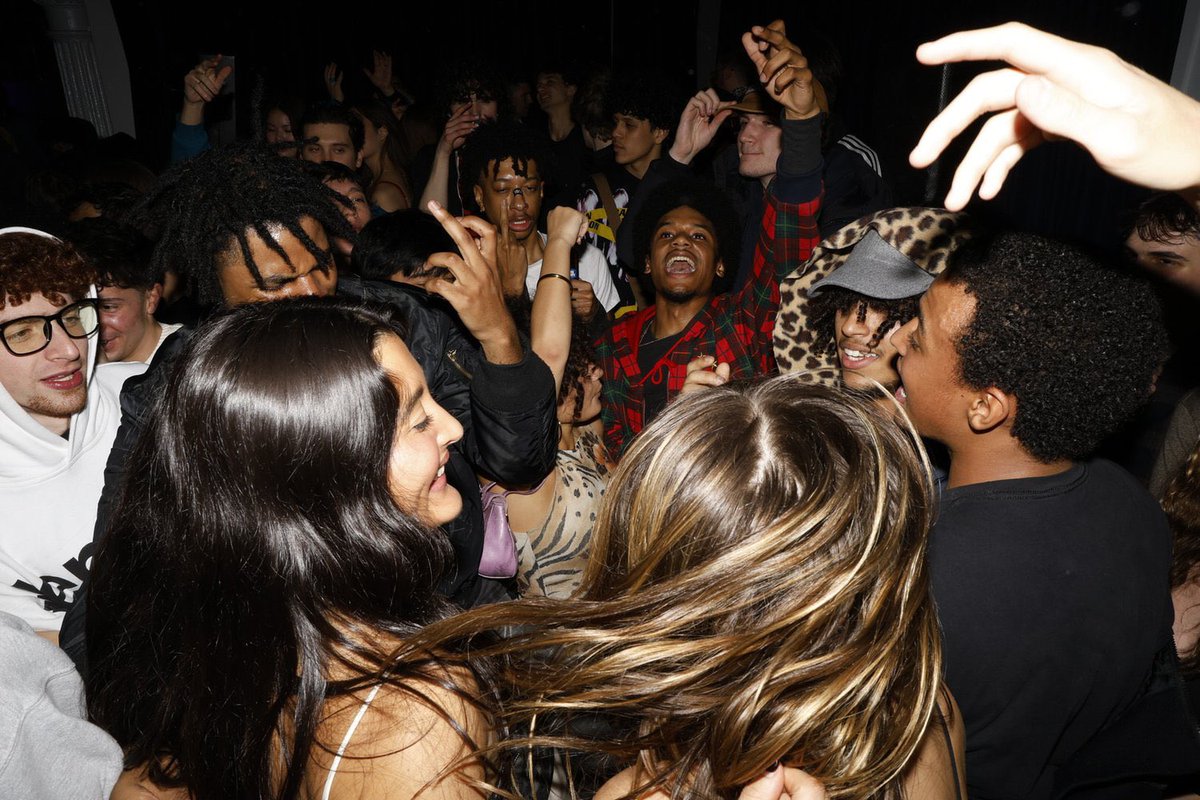 lifehacksgod's tweet photo. Shoutout to him he randomly took some photos when i was DJing last year https://t.co/RUtgKbQKhb