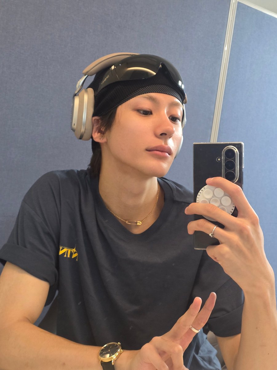 mepuppieyou's tweet photo. ใครยังไม่มีเสื้อกับกระเป๋า NTNI แบบพ่อค้า เอ้บด่วน https://t.co/V1ZiGlNHLI