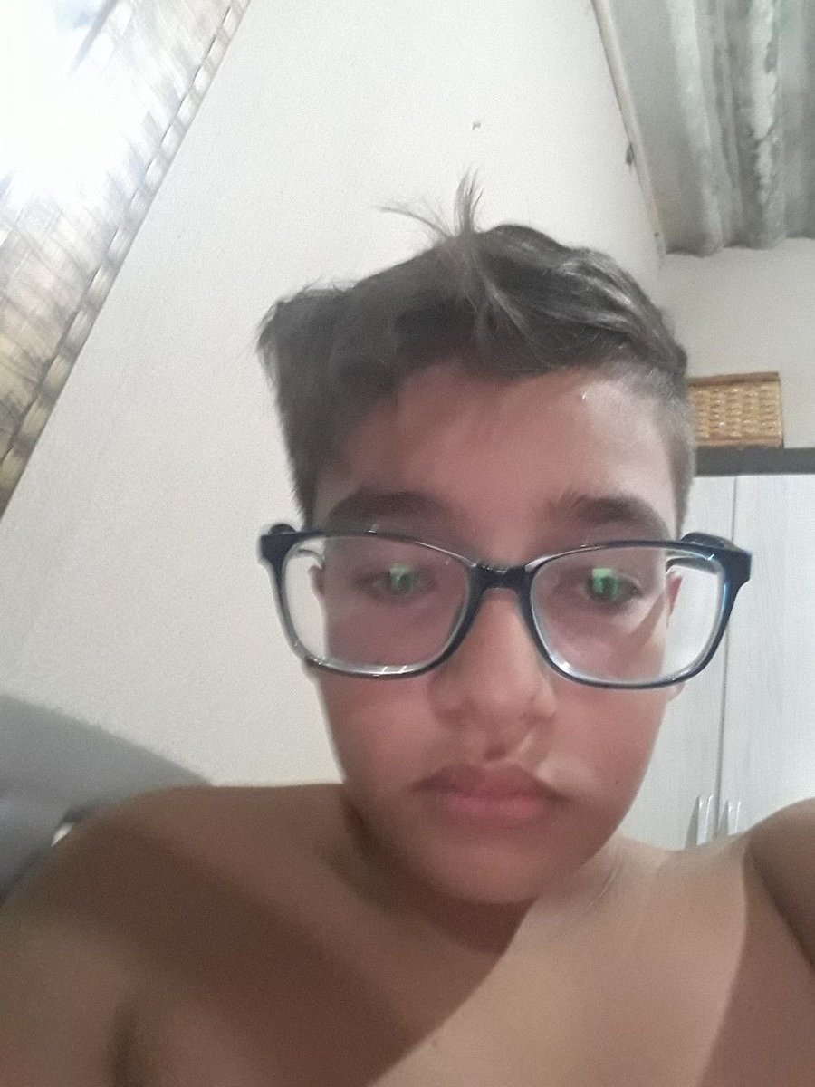 abrunabelo's tweet photo. nós garotas com miopia que colocamos óculos e ficamos assim: https://t.co/0xKs2rypT3