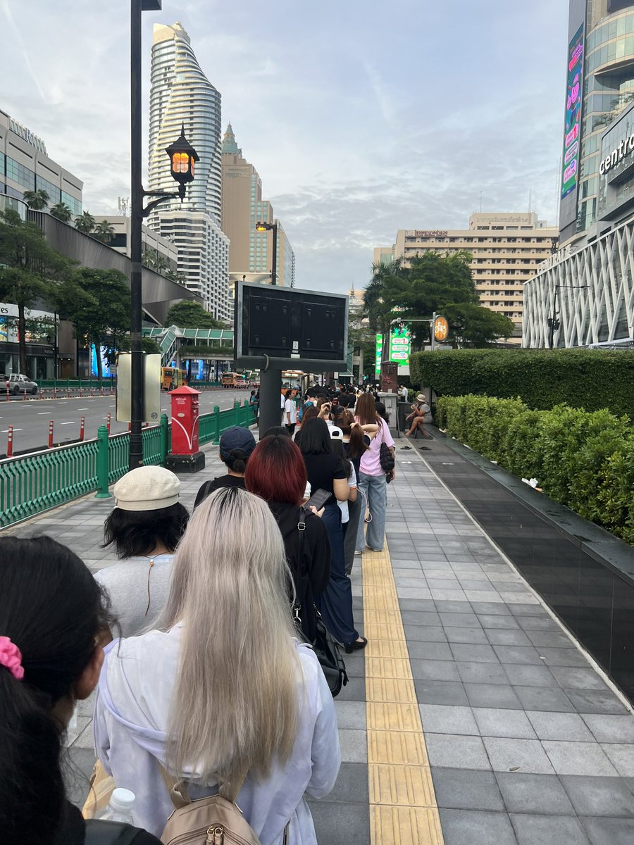 LISANATIONS_'s tweet photo. This is the line of people coming to see LISA!

ctto

@wearelloud #LISA 

#LISAwithULTIMUNE #SHISEIDO #ULTIMUNE #LISAxSHISEIDO #ULTIMUNESTUDIOatCENTRALWORLD #ShiseidoThailand #centralwOrld https://t.co/CW35S4D3fL