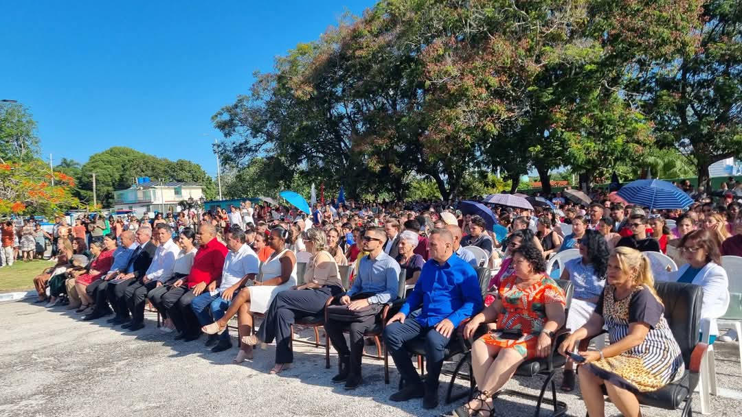 CubaMES's tweet photo. 🙌💙 La sede central de la @UnissJMarti hoy recibió a los nuevos profesionales del municipio de #SanctiSpíritus, que culminaron sus estudios en la #Uniss, la @UCLVCU y la @universidad_uci.
🇨🇺 ¡Muchas felicidades a los graduados! 😘🌷
ℹ️📷 #UnissNosUne
#UniversidadCubana #Cuba https://t.co/EfDwijVvy1
