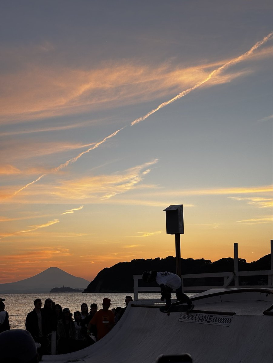 stafflife_web's tweet photo. おはようございます☀️
今日は7月3日で波の日ですね🌊🏄
昔湘南エリアに住んでたことがあり、仕事前や仕事終わりにサーフィンしてたのが懐かしいです！！
海から見るサンセットって最高ですよねえ。
明日で現場に参画して1年、営業兼務して1年です！！！！
#SES #SES営業 #企業公式が朝の挨拶を言い合う #企業公式相互フォロー