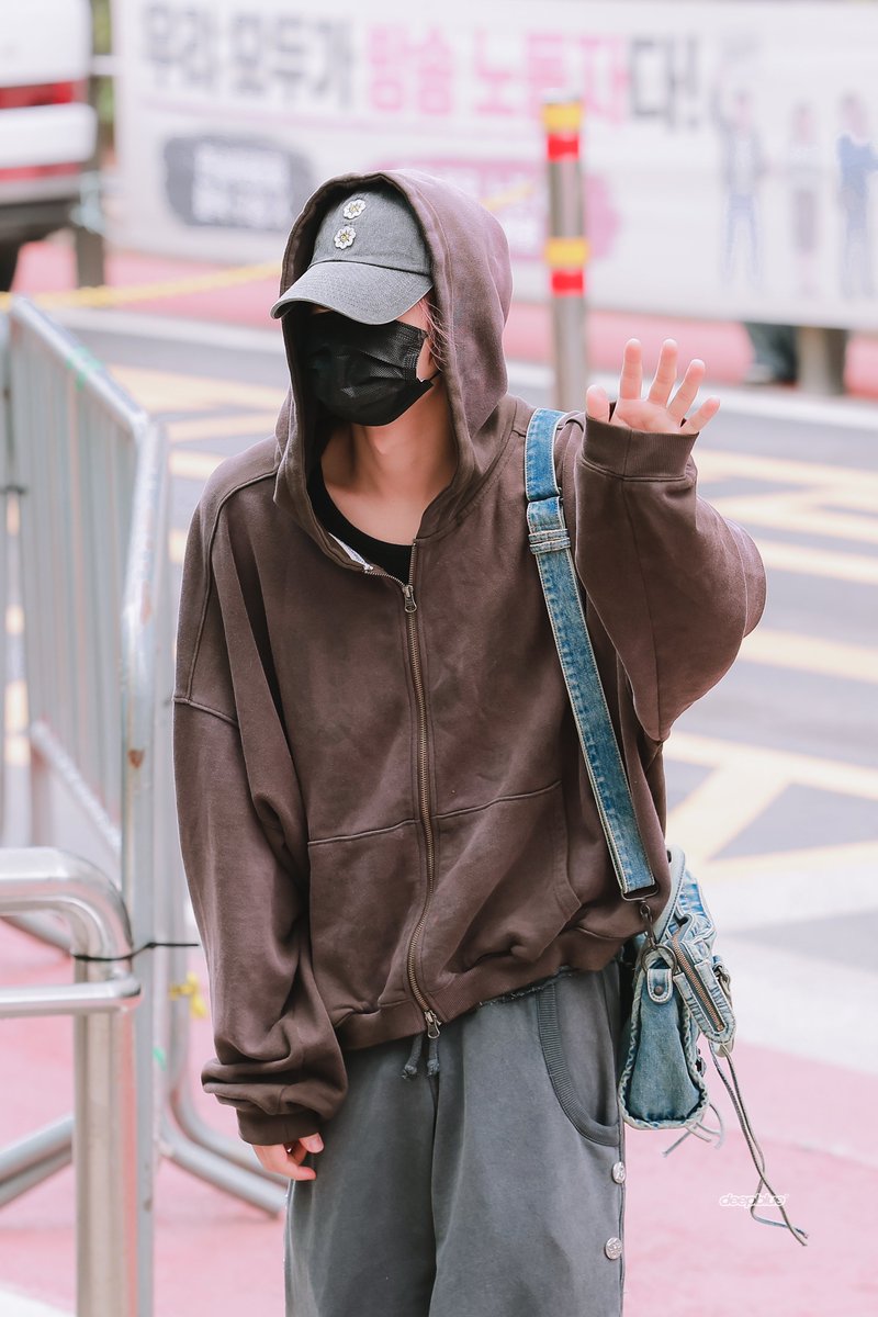 deepblue__hs's tweet photo. 260703 

#에반 #EVAN #희승 #HEESEUNG https://t.co/aDUGhfPgqs
