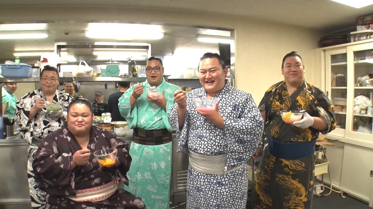 ariyoshiseminar's tweet photo. #有吉ゼミ ７月６日(月)よる７時〜２時間SP🌠
🍲グルメすぎる相撲部屋

玉ノ井部屋にギャル曽根が密着👀
新弟子の入門を、海外料理でお祝い🎉

大流行中の麻辣湯を、イメージだけで再現⁉️
今回も東浪の驚きのアイデアが次々登場✨

絶品料理の数々をギャル曽根&amp;力士たちが爆食🔥 https://t.co/vhnv00NdQi