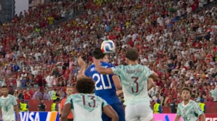 ArchivoVAR's tweet photo. ⁉️💥 ¿Llega a tocar el balón Matanović en el gol anulado a Croacia?

✅ 𝗦𝗜.

👉🏻 En el segundo frame, una pequeña parte del balón está sobre la cabeza del croata, por lo que el roce es indudable.

▪️ El chip del balón sí realizó su función de forma correcta en esta ocasión. https://t.co/NkmZhljqkk