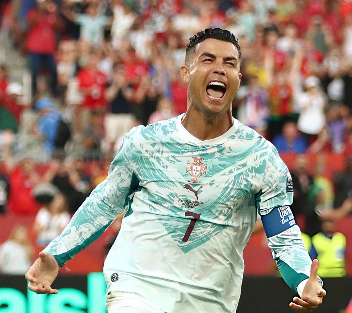 CR7xWorld's tweet photo. 🚨 رســميـاً 🚨 

الاسطورة كريستيانو يُصبح أول لاعب في التاريخ يسجل 25 هدفًا أو أكثر في بطولتي كأس العالم واليورو مجتمعتين. 🌍🏆🇪🇺 https://t.co/8GTnMP23y2