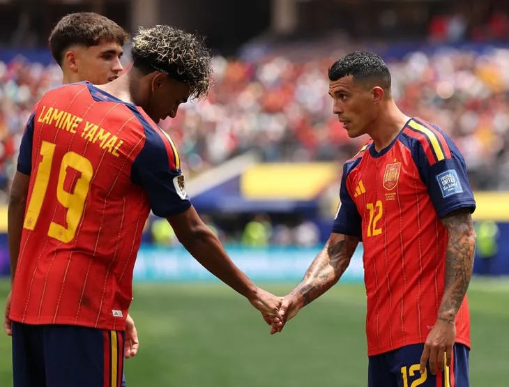 Adrian_Gomez99's tweet photo. 🔥 La mejor España del Mundial

✅️ XI reconocible 
✅️ Lamine al alza
✅️ Oyarzabal y Dani Olmo brillan ✅️ Rodri y Pedri mandan
✅️ Laterales imparables
✅️ Centrales excelsos

❌️ Sin minutos Zubi, Borja, Eric, Grimaldo: infrautilizas el fondo de armario https://t.co/GkSGFiVhps