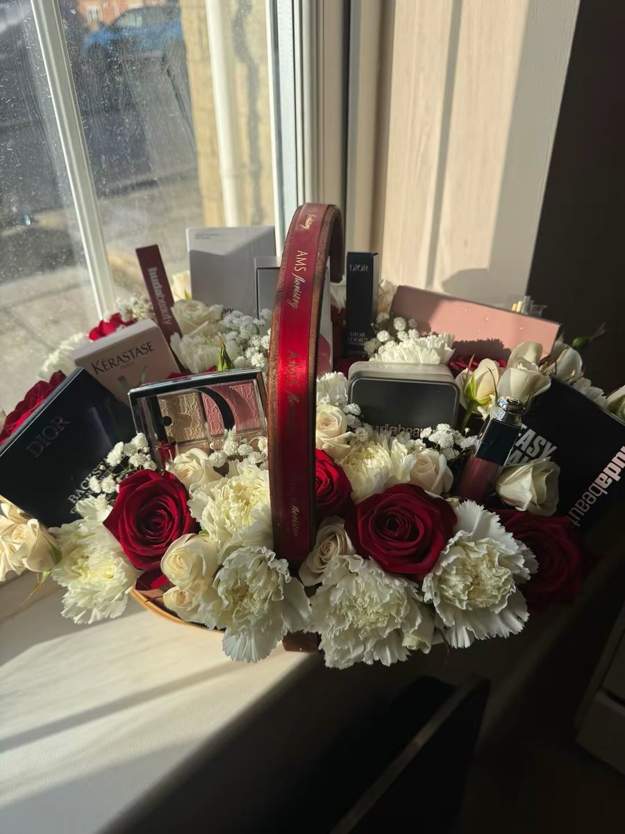 amsfloristry's tweet photo. £100 makeup baskets including products 💖💖 
DM now to order 🌸🫶🏼 
Delivery across the UK / collection from Dewsbury or Rochdale 🤍 
#makeupbaskets #flowerbasket #hudabeauty #kayali #rhode #rarebeauty #makeup #flowerdelivery #birthdaygirl #birthdaygift #graduationgift #grad2026 https://t.co/Gx4Glrqf37