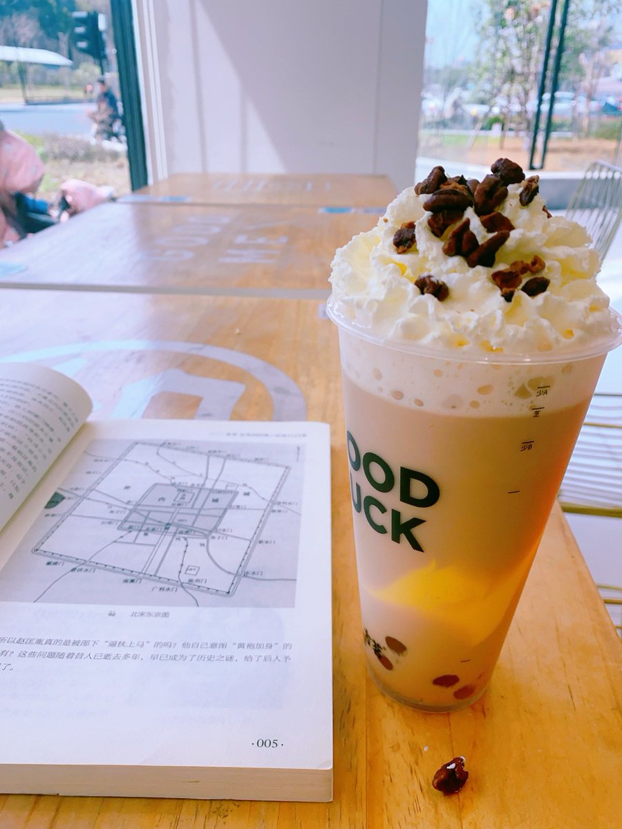 ZakiaBacha's tweet photo. [Just finished whipping up a warm cup of milk tea on a rainy Sunday at home  The coziest little vibe to lounge with my favorite book!]， https://t.co/Y1yODJOR0y