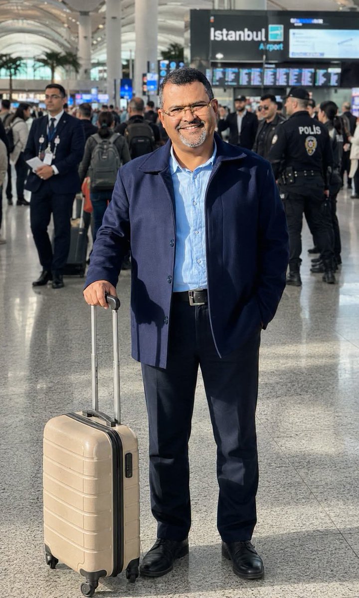 B_Albokarii's tweet photo. أثناء عودتي الطارئة من القاهرة إلى #بلجيكا لم اجد غير رحلة ترانزيت إسطنبول، وعندما وصلت إسطنبول فوجئت وانا اتجه لصالة الترانزيت بموظف جلف جدا طلب جوازي وتذكرة السفر، اعطيته جوازي اليمني (الذي اتنقل غالبا فيه) واريته التذكرة الاليكترونية على هاتفي فكان يتحدث باللغة التركية بسرعة عجيبة ووجهه متجهم ومُعظوَط وزمباوي وكأنه قرفان مني جدا..

📌 من الطاف الله الجميلة ان الترانزيت كان 4 ساعات، يعني ماكنت قلق على فوات الرحلة الاخرى الى بروكسل، وكنت أحاول ان اكون هادئ.. حاولتُ ان اتكلم معه بالانجليزي لكنه رفض أي حوار، وجوازي وهاتفي بيده ويشير لي بالخروج من المطار..
كنت احاول ان اوصل له اني ترانزيت ومغادر الى بلجيكا لكنه كان يرفع صوته ويزيد غضبه وتعابير وجهه تزداد قساوة اكثر واكثر، ويرفض اي نقاش حتى جاء احد الاخوة السوريين المقيمين في #تركيا وتطوع بالتفاهم معه باللغة التركية، وأخبرني ان تذكرتي (نقل ذاتي) وليست ترانزيت متواصلة ويجب عليّ ان اذهب للجوازات لختم دخول تركيا وبعدها اعود من بوابة المغادرين وادخل للصالة الخاصة برحلتي التالية..

📌 فهمتُ الموضوع رغم عدم اقتناعي به لاني لم انتبه ان التذكرة (نقل ذاتي) وطلبتُ جوازي وهاتفي الذي كان يحتفظ بهما لكنه رفض وأصر ان يذهب بي هو الى كاونتر الامن والجوازات.. رفعت صوتي وقلت له لم ارتكب خطأ او جريمة تجعله يرافقني امام الناس كمجرم تم القبض عليه، وهو اصر واتصل بزملائه من موظفي المطار، وجاء 3 منهم وكانوا يريدون اخذي بالقوة وكأني مجرم ولست مسافر عادي، استمريت في الرفض وعلت اصواتنا جميعا خصوصا مع محاولة احدهم ان يمسك يدي، وهنا تركنا الاخ السوري وذهب لحال سبيله، ربما خوفا من تصاعد الامر وتأثيره عليه لانه عربي ويعيش في تركيا، وفي هذه اللحظات كان هناك تجمع كبير من الموظفين والفضوليين..!! 

📌 اتصل الموظف عبر جهازه الخاص، وفجأة جاء اثنين شرطة احدهما ضابط وبدأ يشرح له باللغة التركية وبانفعال وانزعاج ويشير الي بطريقة مريبة، سألت الضابط هل ممكن اتكلم بالانجليزي رد علي بلغة الجليزية. واضحة؛ نحن في تركيا مش في بريطانيا (We are in Turkey not in Britain) قلت له انت تعرف انجليزي واريد ان اشرح لك الامر فقط، الا انه اصر بطريقة عجيبة ومقززة واخذ جوازي وهاتفي من الموظف وطلب مني مرافقته مع اشارة تهديد باصبعه السبابة، وهنا اصبحت محاط بخمسة موظفين تقريبا ومثلهم شرطة توافدوا اثناء المشادة، فقررت الاستسلام كي لايتطور الامر ويطول الوقت وتفوتني الرحلة..

📌 قلت له لحظة (OK just a moment) وفتحت الشنطة وأخرجت جوازي البلجيكي واعطيته للضابط وطلبت الجواز اليمني على اعتبار اني لن استطيع ختم دخول تركيا بالجواز اليمني، لكن الأمر كان أشبه بالسحر..
في هذه اللحظة تحول الموقف 180 درجة، الجميع ابتسم، ووجه الموظف انفرد، والضابط تحدث بالانجليزية واعتذر عن الموقف، وحرفيا كأننا فجأة انتقلنا من مشهد أبيض واسود الى مشهد ملون جميل، تغير هواء المطار وحركة الناس، الضابط الغاضب اصبح شخصٍ لبق، والموظف المتشنج تحول إلى خادم مطيع، وألقوا باللوم عليّ بوقاحة لأنني لم أخبرهم بجنسيتي البلجيكية، وكأنني أملك حق الاحترام فقط حين أتنكر لأصلي، وبينما كنت احس اني في اي لحظة ممكن اتعرض لاعتداء بالصاعق الذي بيد الموظف او بالعصا التي بيد الضابط، فجأة احسست اني شخصيّة مهمة وهم يبتسمون لي ويعتذرون بالانجليزية التي كانوا يرفضون الحديث بها..!!

📌 اشاروا اليّ بلطف نحو الكاونتر وسلموني الجواز والهاتف بكل ذوق وادب.. ذهبت وانهيت الاجراءات بكل يسر وسهولة بسبب الجواز البلجيكي.. شعرتُ بمرارة الغصة في حلقي، وبحجم الإهانة التي يعاني منها كل يمنيٍ يجوب مطارات العالم، حيث نُعامل كمتهمين افتراضيين، وتُصادر كرامتنا قبل أوراقنا، وكأن الانتماء لهذا الوطن بات تهمةً تستوجب الاعتقال..!! 
بكيتُ في داخلي حرقةً على هذا التناقض؛ كيف يمكن لجواز سفر أن يمنحك صكوك الغفران ويحولك من مجرمٍ في نظرهم إلى مسافر محترم، بينما يظل الجواز اليمني رغم كونه وثيقة انتماء؛ باب مشرع للذل والهوان في كل بقاع الأرض..؟

📌 أدركتُ حينها ولابد ان ندرك جميعا أن أزمتنا ليست في مطارات العالم، بل في دولتنا التي ضاعت، وفي الحرب التي دمرتنا ومزقت هويتنا وجعلتنا غرباء ومطاردين في أوطان الآخرين..
كفانا وجع، وكفانا إهانة نجرّها خلفنا في حقائب سفرنا؛ إننا لانطلب المستحيل، بل نصرخ لنستعيد دولةً تحفظ لنا آدميتنا، ونطالب بإنهاء هذا العبث لنعود بشر أسوياء، نتعامل مع العالم بنديّة واحترام، لا بانكسار ينهش أرواحنا، نريد وطن يليق بنا، كي لانضطر يوما للاعتذار عن كوننا يمنيين، وكي لاننتظر وثيقة أخرى لنسعفنا وتستعيد حقنا في الكرامة..

محمد الخامري