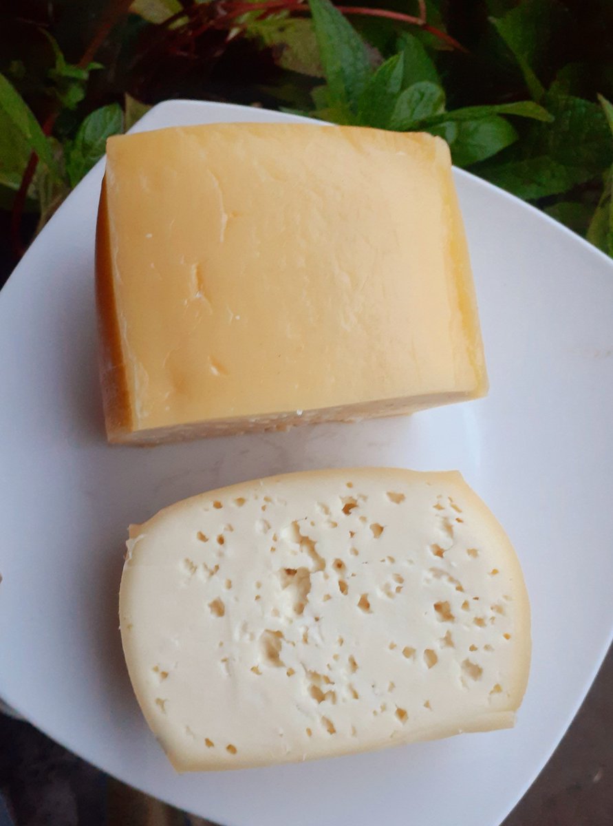 VanePau77's tweet photo. Gente linda y no tanto 😉 aviso que próxima semana llevo mi querido queso de Frutillar. De tipo mantecoso muy rico.  Entrego en estaciones de metro en Santiago. 
Peso aproximado 1 kilo 
$14.000
  
Me ayudan mucho con Rt ❤ https://t.co/fHUp3DeTAz