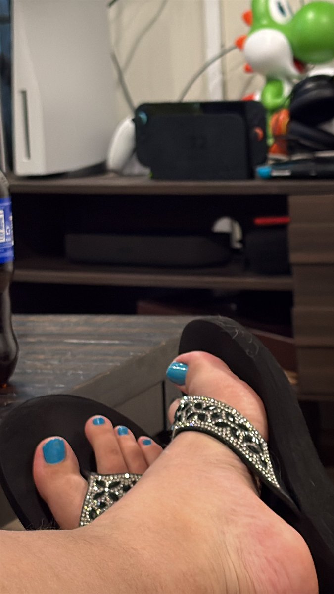 lia_a204's tweet photo. just did my toes anyone wanna buy??❤️ #feetworshi̇p #sellingcontent #buyingcontent #paypal #feetfetısh https://t.co/g0dsgERurK