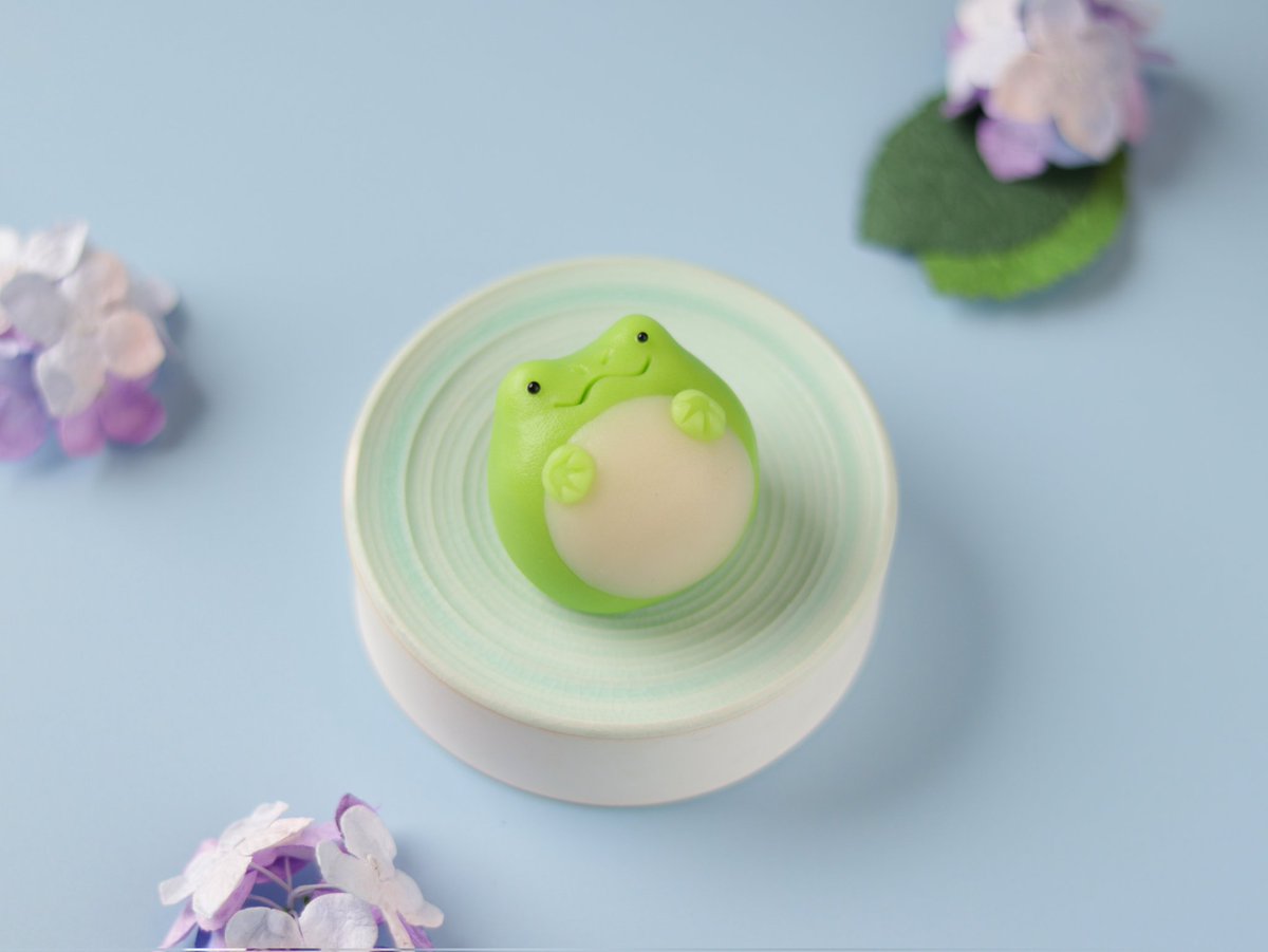 beniyamiyake's tweet photo. ｢まんぷくかえる｣が新しく仲間入りしました🐸
こちらも丸々と太った愛らしいフォルムがチャームポイントです🍡
なお、製造余力と相談しながら追って「グミガエル」も登場予定です。 https://t.co/nn1k85Ppjl