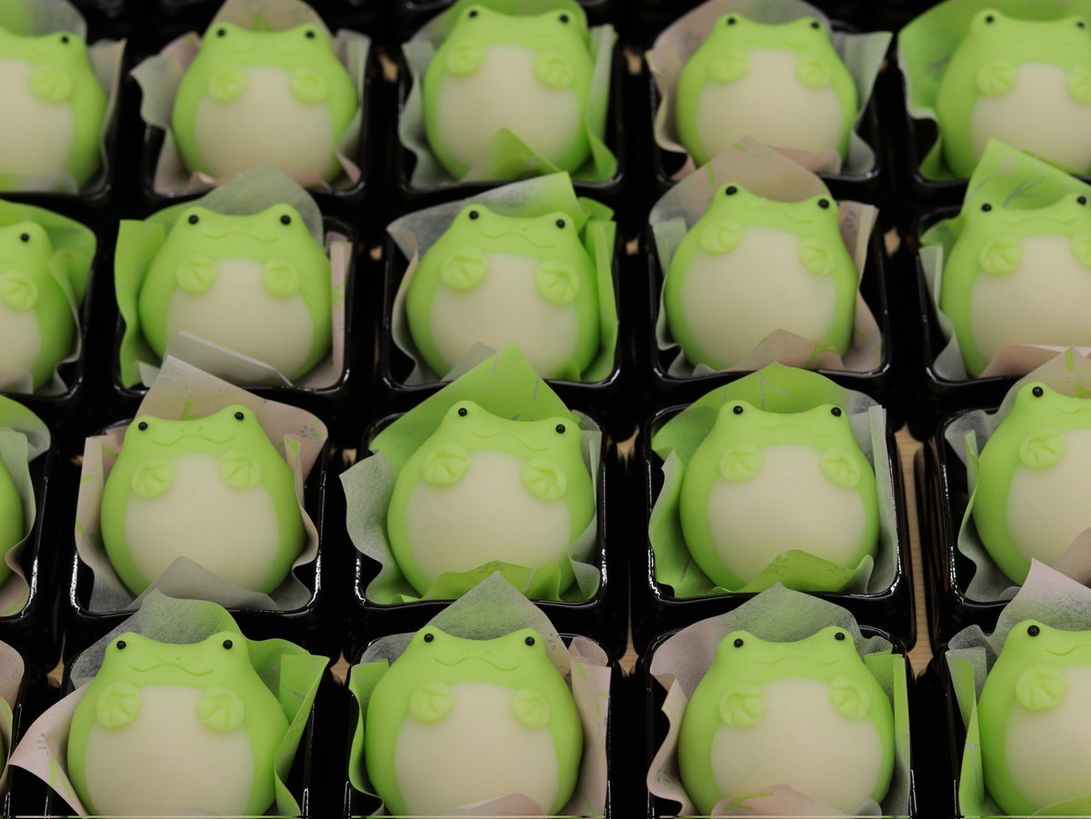 beniyamiyake's tweet photo. ｢まんぷくかえる｣が新しく仲間入りしました🐸
こちらも丸々と太った愛らしいフォルムがチャームポイントです🍡
なお、製造余力と相談しながら追って「グミガエル」も登場予定です。 https://t.co/nn1k85Ppjl