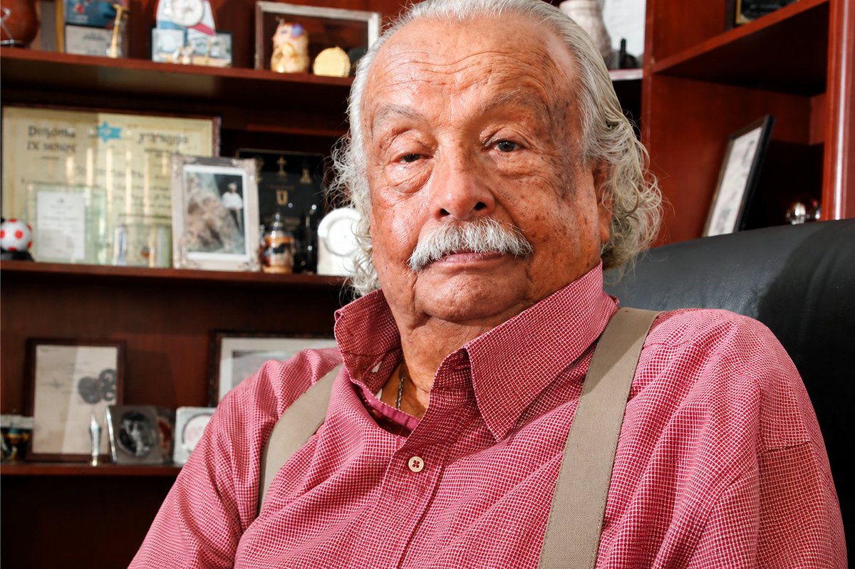 mundoalboec's tweet photo. Este 2 de Julio. Se da desde el artífice de todo el proceso, para que siempre seamos orgullosos de ser Liguistas, es Don Rodrigo Paz Delgado, el hombre que dejó todo por Liga. Que nos dejó la mejor base para que Liga sea por largo el equipo más grande y taquillero del país. https://t.co/GbmsCc7g00
