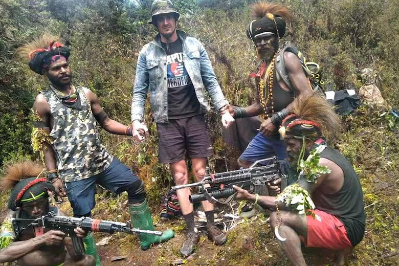 ElEconomista_'s tweet photo. ✈️Rebeldes en la región separatista de Papúa mataron este jueves a un piloto estadounidense e incendiaron un avión civil, en lo que un vocero describió como un “mensaje” a Estados Unidos e Indonesia. Sebby Sambom, vocero del separatista Ejército de Liberación Nacional de Papúa Occidental (Tpnpb), dijo que sus tropas asesinaron a tiros a Nicholas F. Gosselin e incendiaron su avión tras aterrizar en la región de Yahukimo, en la provincia de Papúa Alta.