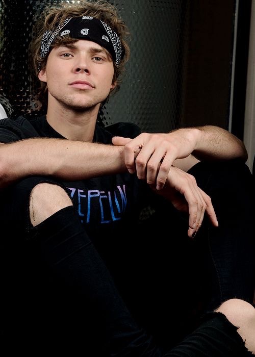 hourly ashton irwin tweet media