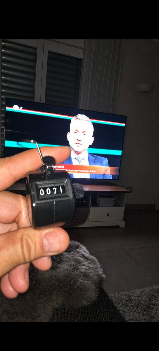 Folgae's tweet photo. @UlrichSiegmund @Alice_Weidel @M_Reichardt_AfD @Dennis_Hohloch 71 Redeunterbrechungen in einer Stunde, neuer Rekord bei Lanz!
Herr Siegmund hat bei "3 gegen Siegmumd"  überzeugt. Chapeau Herr Siegmund. Beim Fußball wären das <3 Feldspieler und ein Tormann gegen eine volle Mannschaft,  trotzdem 2 Punkte geholt, Finale. https://t.co/2x2BzJnLCQ