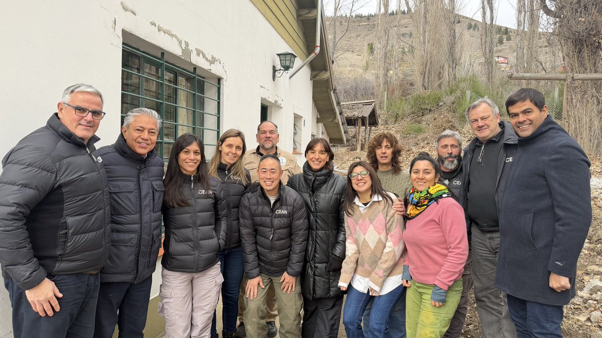 Rolo_Figueroa's tweet photo. CONOCIMIENTO AL SERVICIO DE UNA PROVINCIA QUE AVANZA

El trabajo de los profesionales, técnicos e investigadores del #CEAN es un ejemplo de cómo el conocimiento contribuye al desarrollo de una provincia que hoy avanza con un rumbo claro.
Sus investigaciones para la conservación y el manejo de la fauna y la flora silvestres, junto con el valioso trabajo que realizan en la producción de truchas, convierten al Centro de Ecología Aplicada en un verdadero orgullo para todos los neuquinos.
Este jueves recorrimos sus instalaciones y pudimos apreciar de cerca el compromiso, la capacidad y la dedicación del equipo de trabajo que cuida nuestros recursos y fortalece la producción.
#JunínDeLosAndes