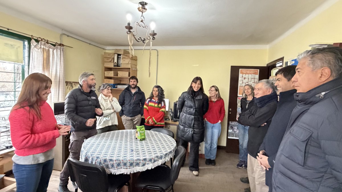 Rolo_Figueroa's tweet photo. CONOCIMIENTO AL SERVICIO DE UNA PROVINCIA QUE AVANZA

El trabajo de los profesionales, técnicos e investigadores del #CEAN es un ejemplo de cómo el conocimiento contribuye al desarrollo de una provincia que hoy avanza con un rumbo claro.
Sus investigaciones para la conservación y el manejo de la fauna y la flora silvestres, junto con el valioso trabajo que realizan en la producción de truchas, convierten al Centro de Ecología Aplicada en un verdadero orgullo para todos los neuquinos.
Este jueves recorrimos sus instalaciones y pudimos apreciar de cerca el compromiso, la capacidad y la dedicación del equipo de trabajo que cuida nuestros recursos y fortalece la producción.
#JunínDeLosAndes