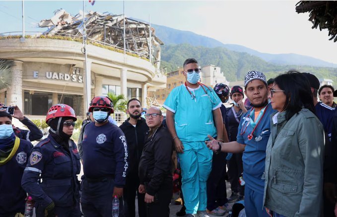 SonPolemicas's tweet photo. Se demostró con esta emergencia nacional, que solo el Chavismo garantiza la paz y el orden en Venezuela, a pesar del desastre no hubo desorden, ni caos, ni hechos violentos.
Delcy Rodríguez es quien tiene el respeto y la obediencia de los militares venezolanos.
Tiene el control. https://t.co/YuQzIyOQhO