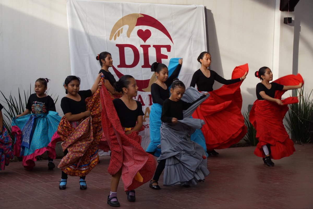 SantaLucia_Ayto's tweet photo. PRESENTACIÓN DEL GRUPO FOLKLÓRICO Y BALLET DE LA CASA DE LA CULTURA DE SANTA LUCÍA DEL CAMINO

Las y los alumnos brindaron una tarde de bailes folklóricos y de ballet de calidad. Seguiremos impulsados actividades como lo ha instruido nuestro edil Juan Carlos García Márquez. https://t.co/HO54zM08sQ