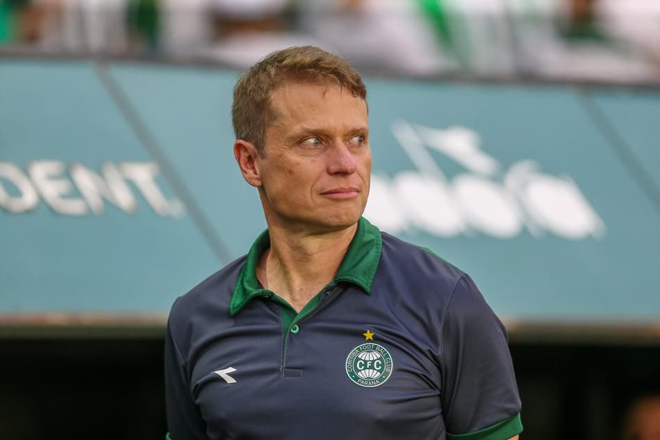 AVascainos's tweet photo. TRAVOU!
Apesar do acerto com o treinador Fernando Seabra, o acordo entre Vasco e Coritiba deu um passo atrás depois de um prévio aceite de parcelamento do pagamento da multa. 
O Coritiba exige agora a liberação com o pagamento do valor total de R$4 milhões e o Vasco tenta ajustar este impasse. O agente do técnico, Hugo Magalhães, costura para que isso não atrapalhe a negociação. Fernando Seabra está com viagem marcada para esta noite para o Rio de Janeiro e os demais membros da comissão técnica acertados, permanecem sem saber qual desfecho. 
A situação financeira do cruzmaltino atrapalha um acerto aparentemente tranquilo. A postura do clube Coxa Branca surpreendeu, mas é provável ter aproveitado o momento instável para lutar pelo seu técnico até o fim. As 22 horas, estaremos no ar com o Avnews e traremos desdobramentos. Seabra vem ou não vem? 

Foto: Geraldo Bubniak/AGB/Gazeta Press