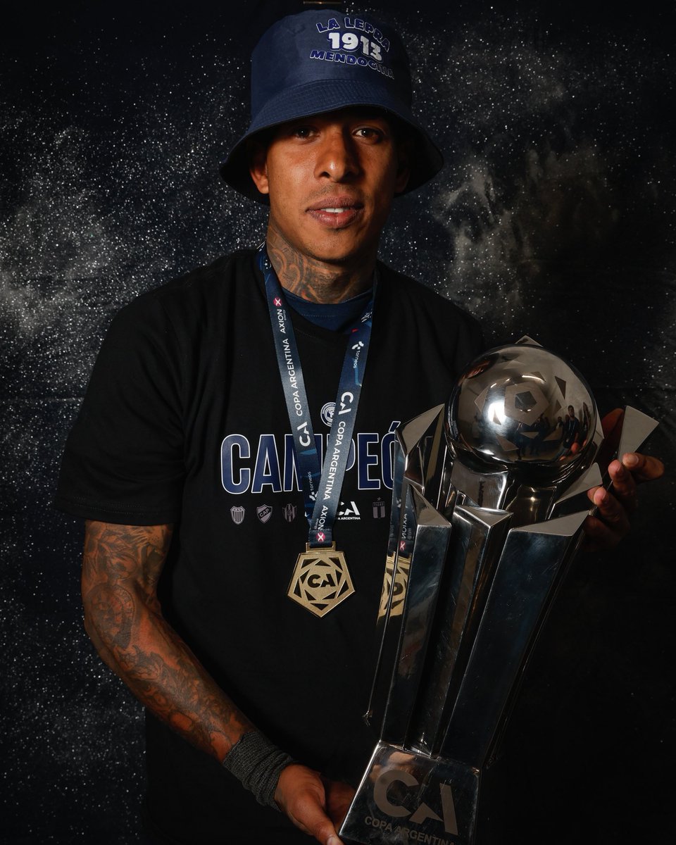 LucianoCSIR1913's tweet photo. Hay gente que bardea a Sebastián Villa? 👀
El chabon literalmente nos sacó campeón. 

Eternamente agradecido negro, que la gente hable, siempre defendiste la camiseta y estuviste a la altura de las circunstancias!! Se separan nuestros caminos pero quedaste en la historia del MDZA https://t.co/2Df4SxI7FX