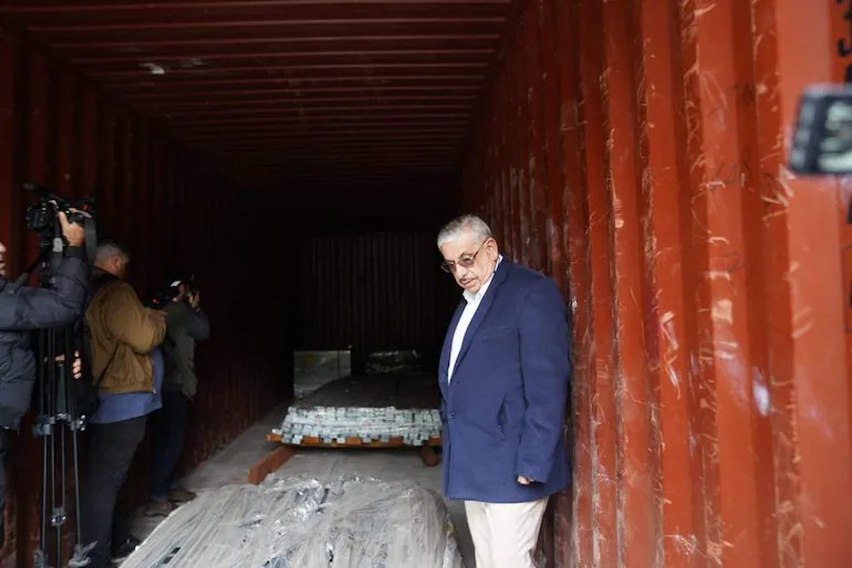 CuartoPoder_Py's tweet photo. 🔴QUIRÓFANOS FANTASMA EN EL IPS: INVESTIGAN UNA CADENA DE NEGLIGENCIAS QUE DEJÓ AL HOSPITAL SIN SALAS DE CIRUGÍA

◾El Instituto de Previsión Social (@IPSParaguay ) enfrenta un nuevo escándalo tras confirmarse el abandono, deterioro y presunto robo de millonarios equipos médicos en el predio del Hospital Central. Durante una inspección sorpresiva encabezada por las máximas autoridades de la previsional, se constató que sofisticada tecnología médica, componentes eléctricos y sistemas de alta gama permanecen arrumbados en contenedores o directamente a la intemperie. Ante la gravedad de los hallazgos y el evidente daño patrimonial, el actual titular de la institución, Isaías Fretes, anunció una auditoría interna inmediata y una denuncia formal ante el @MinPublicoPy para identificar y castigar a los responsables.

◾El descalabro financiero y administrativo se remonta a una licitación de finales de 2019 adjudicada a la empresa Neighpart S.A. por un monto que supera los 53.000 millones de guaraníes. A pesar de que el IPS ya desembolsó más de 46.310 millones de guaraníes, los equipos médicos destinados a la modernización hospitalaria fueron dejados en el patio del hospital en agosto de 2023, quedando expuestos al sol y la lluvia por casi dos años. La escena rozó el absurdo cuando las autoridades abrieron un contenedor donde esperaban hallar un quirófano completo y solo encontraron estructuras metálicas vacías, evidenciando un preocupante descontrol en la recepción de los bienes.

◾La total falta de planificación sepultó por completo la puesta en marcha del proyecto, ya que originalmente se planeó instalar los quirófanos modulares en el séptimo piso del hospital, pero luego se descubrió que la estructura del edificio no soportaba el peso de la tecnología adquirida. Al intentar trasladar la obra a la planta baja, los trabajos volvieron a paralizarse debido a interferencias electromagnéticas insalvables. Como resultado de esta cadena de negligencias, el séptimo piso hoy luce en ruinas y abandonado, mientras que los asegurados se quedaron sin las salas operativas anteriores que ya habían sido desmanteladas.

◾A la alarmante situación del bloque quirúrgico se suma el hallazgo de otras compras insólitas y millonarias dejadas al olvido, como paneles solares valuados en 8.000 millones de guaraníes cuya utilidad hospitalaria es un misterio, y rollos de cables de alta tensión de un proyecto eléctrico fallido que costó otros 20.000 millones de guaraníes. Las autoridades actuales señalaron que, además del deterioro por el clima, existen serios indicios de que partes clave de estos valiosos cargamentos fueron hurtadas. La previsional busca ahora armar el rompecabezas de las gestiones pasadas para que la Fiscalía actúe penalmente ante lo que consideran un crimen contra los fondos de la salud pública.
Vía @ABCDigital