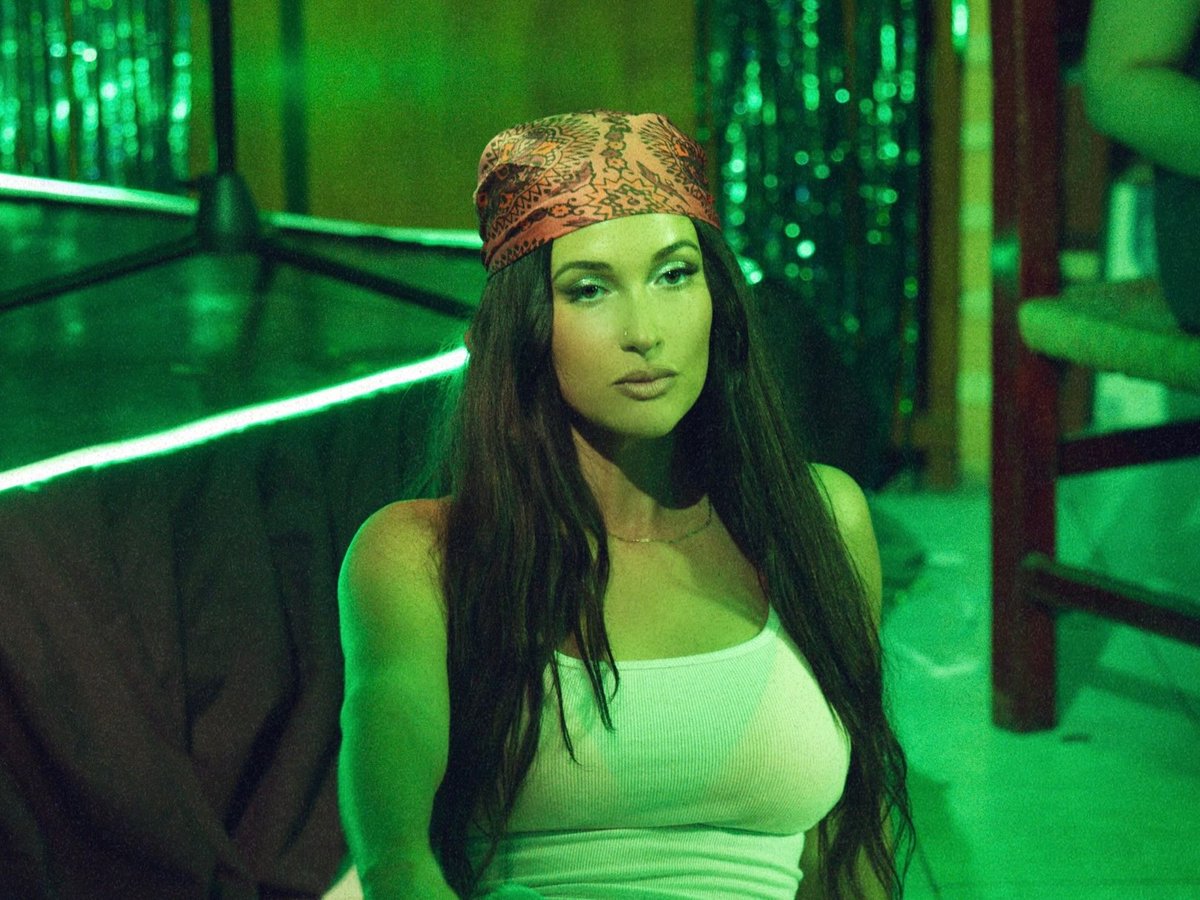 PopBase's tweet photo. Kacey Musgraves appears to be teasing a music video for ‘Mexico Honey’ in new photos from Mexico:

"tiger in your sheets" https://t.co/t7gKfWmcwn