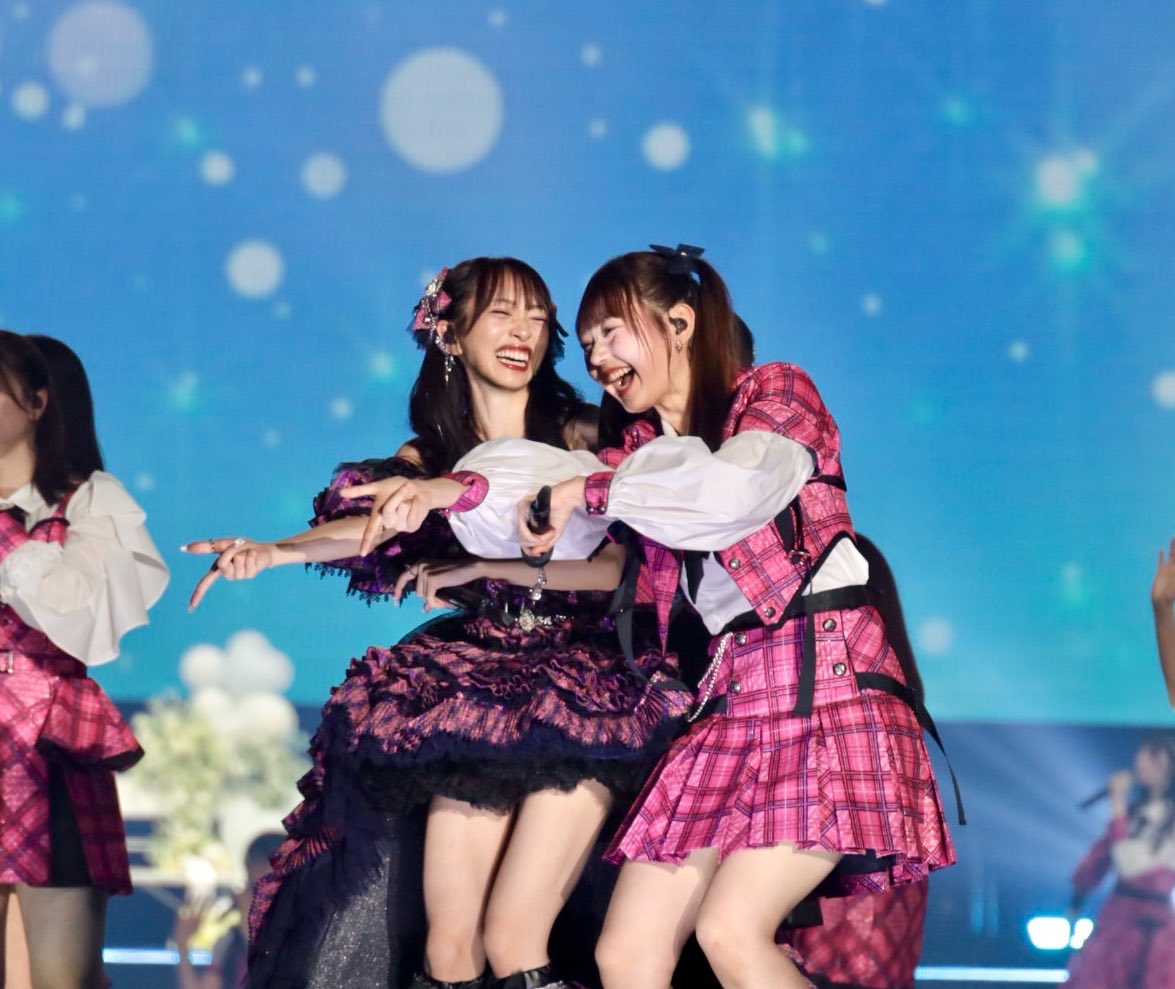 sykkjm's tweet photo. この日から3ヶ月だ⌛️🫧

ふたりがステージでこんなにキラキラして笑ってる姿なんて、後にも先にももう絶対に撮ることができないんだな〜。想定してなかった未来に生きている。

遠くの席からピントが合ってるかどうかもわからぬままとにかく連写してどうにかこうにか撮影できた、文字通り奇跡の1枚📸😹 https://t.co/RuZQkLV5Jd