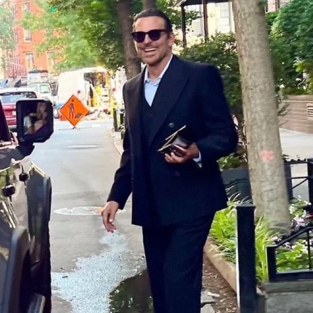 theTSupdates's tweet photo. 📸| Bradley Cooper is on his way to the rehearsal dinner, joining Gigi Hadid who probably is already there. https://t.co/Ief80I6wrJ