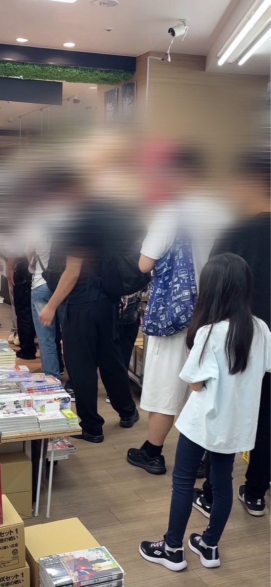 j_kichi2023's tweet photo. 【夏コミ/24時間営業書店にて】

児童福祉の観点から非常に残念な対応を目撃しました。

0時過ぎに子どもを列に並ばせる行為がありました。

最後尾の店員さんに確認したところ、「子供が0時を過ぎて並んでいても問題ない」との回答でした。

さらにレジ前では、女の子に対して横から女性が「115巻 ワンピース、115巻 ワンピース」と声をかける場面が。
レジの店員さんが「並んでた？」と確認したところ、後ろの女性が「入れ替わりました」と証言し、女の子はすぐに後ろにいたお父さんの元へ走っていきました。

お父さんは列が打ち切られて並べなかったようです。
深夜に子どもを並ばせ、入れ替わりまで利用する行為は、児童の健康や安全を守る児童福祉の観点から見て大きな問題だと感じます。

店員さんが「問題ない」と認める運用にも強い疑問を抱きました。

その他にも、一度列を打ち切った後にしつこく交渉した外国人のお客様には余った商品を販売するなど、対応の不公平さが目立ちました。

店員によっても転売対策の徹底度や割り込みへの注意に大きなばらつきがありました。
特に最後尾の男性店員さんの対応は適当でした。

ルールを守って並んでいた者として、全体的に公平性に欠ける運用は本当に残念です。
児童の保護を第一に考え、深夜の並びルールを含め、店員間のルール統一と公正な対応を徹底していただきたいです。

※当該店舗に電話にて確認をした所、非常に不快極まりない対応でした。

※写真や映像はフォロワー様よりご提供頂いたものを使用させて頂きました。

※問題提起写真、動画を募集しています。
どんどん問題提起していきましょう！

※迷惑待機や店内待機列等迷惑行為を見つけたら迷わず通報🚨