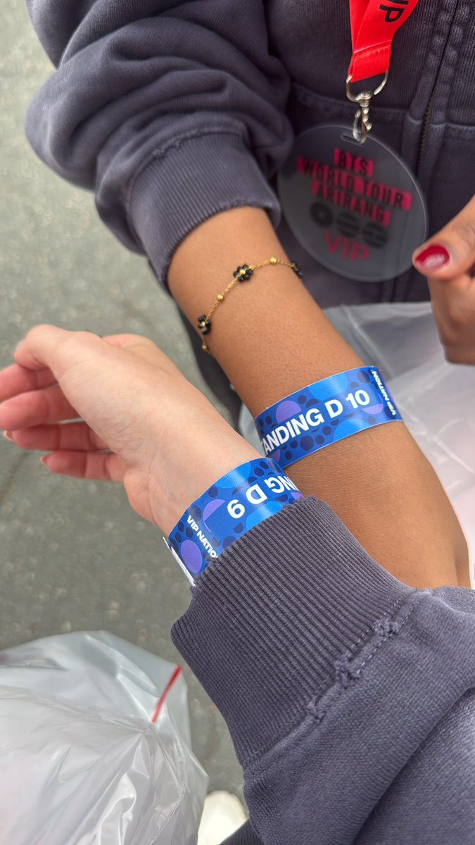 fleurypages's tweet photo. barricade for bts today i think this was the best time of my life possibly maybe ???? https://t.co/vpFVZpgngf