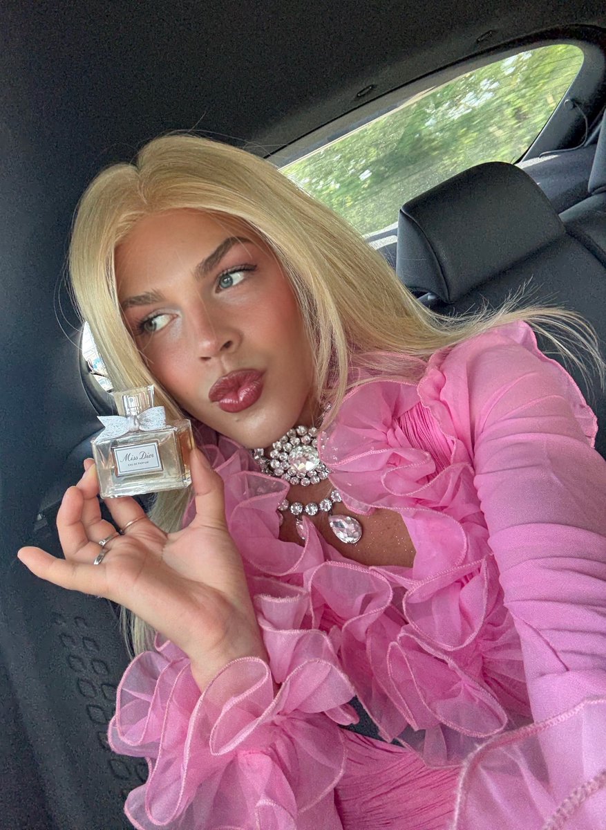 cruelfurgoddess's tweet photo. A VERY GOOD BOY JUST BOUGHT MY PERFUME. You peasants should take notes and LEARN from this. If your money isn’t spent on ME it should be BURNT! 💸🔥 https://t.co/2Oo4QBibNH