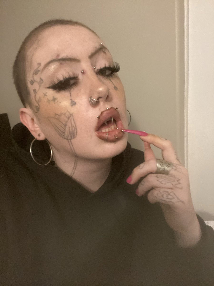 thicccii's tweet photo. time for a new pinned!! 👾
hiii I’m rox <3

• 25 🦂 5’9”
• nonbinary & queer #wlw 
• they/them
• celtic, spiritual
• multi faceted artist 
• seasoned SW - almost 7 years 
• chubby. curvy. big ass. big boobs. big belly. thick thighs.
• switch(dom++) 
• femdom & findom, fetish artist, onlyfans model, cam model
• feel free to ask a question!
• dm me on OF for customs 🫦

** must dm thru OF for age verification to set up custom content.