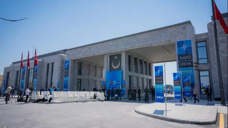 mhakantanriover's tweet photo. Adını, Bayrağımızın sembollerinden alan, ruhu Sakarya’da, Dumlupınar önünde mayalanmış; Kahraman Ordumuzun, Kurmay Karargâhı AY- YILDIZ yerleşkesinde çalışmalar önemli ölçüde tamamlanmış.

Emeği geçenlere teşekkür ediyoruz.

Açılışının NATO Toplantısı ile yapılması ne kadar doğru? 

30 Ağustos tercih edilemez miydi?

Yineliyoruz;

Türkiye’nin akıbeti konusunda karar almada; Türk olmayan, Türkiye’den, Türkiye’nin mevcudiyetinden nefret eden insanlara yaranmak bahis konusu. 

Bunlar; Türkiye’nin varlığından nefret ediyorlar. 

Sizde gidip onlardan meşruiyet istiyorsunuz, karşılığında Sizden istenen Ülkenin tapusu..