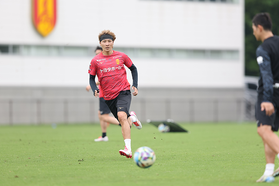 nge_official's tweet photo. ⚽️トレーニング後コメント💬

"グランパスファミリーも熱くて好きですし、雰囲気も大好きです。百年構想リーグでは10点取りましたし、本当に幸せな時間を過ごすことができました。ただ、やっぱり優勝を逃してしまったのは事実で、このチームで優勝したいという想いがある"#山岸祐也

全文は🔻
https://t.co/tW8L181TZS

#INSIDEGRAMPUS
#グランパス
#grampus