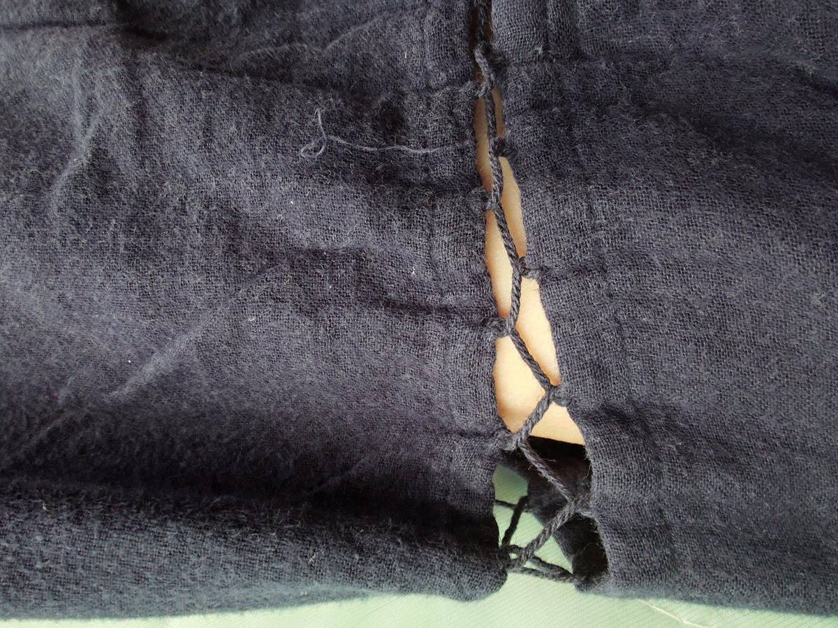 00smalt00's tweet photo. 昨日まで冬服着てて、夜中に暑すぎて夏用パジャマ（母が父用に買ったけど、着なかったから貰って10年近く私の夏用パジャマになってる男性用浴衣。）に着替えて気付く。めっちゃ十亀描く資料に有効だと…！紐の部分ってこうなってるんだぁ…とマジマジと見てしまった！！ https://t.co/3qjbx9i4NS
