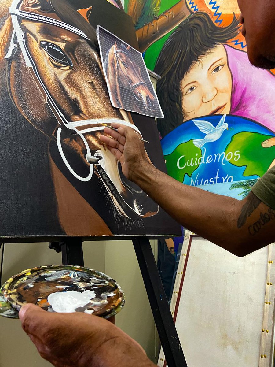 db_nicaragua's tweet photo. 🎨🇳🇮 Carlos Ernesto Moreno, artista de Ocotal, ha convertido la pintura al óleo en su principal forma de expresión, destacándose por su talento, perseverancia e inspiración para la comunidad, al demostrar que el arte trasciende cualquier barrera de comunicación. ✨
#Ocotal https://t.co/YjLgXISTex