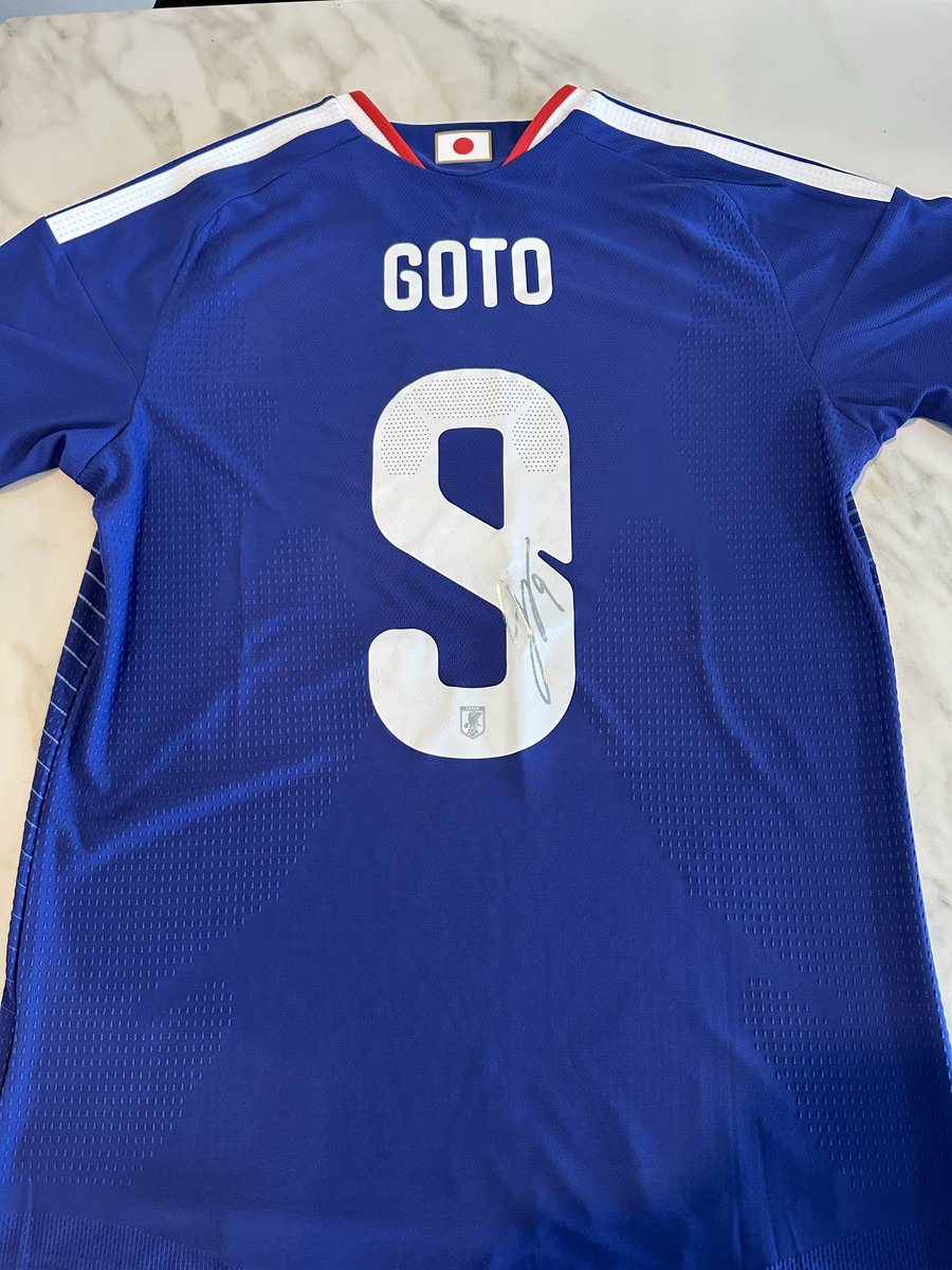 YutoNagatomo5's tweet photo. 昨日帰国したら後藤啓介が僕のところに来て、「佑都さん、僕のユニフォームもらってください。これから必ず価値上げます！」ってユニフォームを渡してきた。
ユニフォームくださいは言われても、もらってくださいと言われたのは初めて。
正直驚いたよ。
W杯で試合出場は少なかったけど、啓介のチームへの忠誠心は感動すら覚えた。
でも悔しいよな。
この悔しさを胸に高く高く羽ばたけ！
心から応援してるよ！