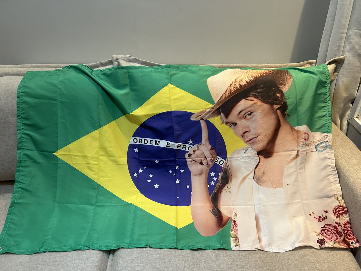 conangraygf's tweet photo. minha bandeira pro show do harry chegou pqp to passando mal, eu PRECISO QUE ELE VEJA ISSO https://t.co/IEfiSRFm4N