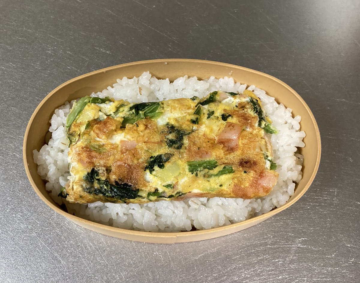 toki_7813's tweet photo. お弁当作り２日目。
今日は「ハムとネギ&amp;ほうれん草の卵焼き弁当〜すきやきふりかけを忍ばせて〜」← レストランメニューのような表記にしてみた😂
見えないけど、ごはんの間にすきやきふりかけを忍ばせてるよ♪
これからもゆるくお弁当作り頑張る👍
金曜日の今日も１日ファイト✨
#お弁当 #お弁当記録 https://t.co/xrylbevFln