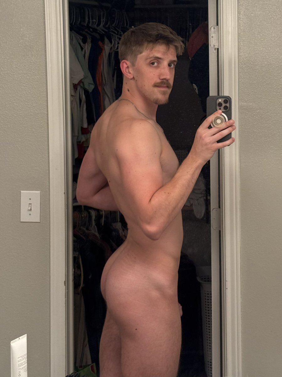 tonedstoner's tweet photo. been workin on my tan lines https://t.co/noJzP8MxWB