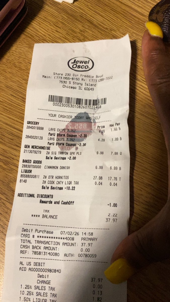 FannyCupcakee's tweet photo. @jewelosco (75th &amp; Stony Island) I bought Danishes from your bakery and found shards of glass and/or plastic in one when I bit into it. On top of that, the first tray I looked at had a fly in it, which I took to your staff's attention. This needs to be addressed immediately. https://t.co/fY2PLgLRoF