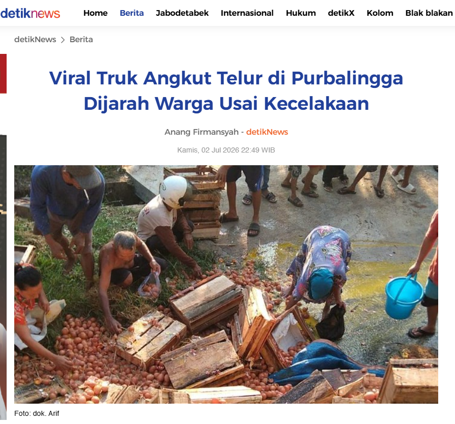 dimarsasongko98's tweet photo. Arif kecelakaan. 1 ton telur tumpah.

Warga yang datang bukan mengangkat , tapi mengambil.

Sampai 1 peti, 2 peti. Sampai habis.

Arif rugi Rp26 juta. Itu modalnya.

Orang yang menjarah bukan jahat dari lahir.

Mereka miskin dari sistem yang sudah lama membiarkan mereka begitu.

Tapi korbannya tetap Arif , pedagang kecil juga.

Kemiskinan yang dikelola buruk akhirnya memakan sesamanya sendiri.🥲