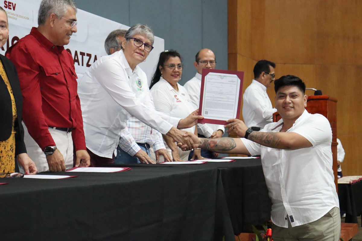 ITESCO_OFICIAL's tweet photo. 𝗜𝗧𝗘𝗦𝗖𝗢 𝗲𝗻𝘁𝗿𝗲𝗴𝗮 𝗰𝗲𝗿𝘁𝗶𝗳𝗶𝗰𝗮𝗱𝗼𝘀 𝗽𝗿𝗼𝗳𝗲𝘀𝗶𝗼𝗻𝗮𝗹𝗲𝘀 𝘆 𝘁𝗶́𝘁𝘂𝗹𝗼𝘀 𝗲𝗹𝗲𝗰𝘁𝗿𝗼́𝗻𝗶𝗰𝗼𝘀 𝗮 𝘀𝘂𝘀 𝗲𝗴𝗿𝗲𝘀𝗮𝗱𝗼𝘀 https://t.co/opNJgkQCUE