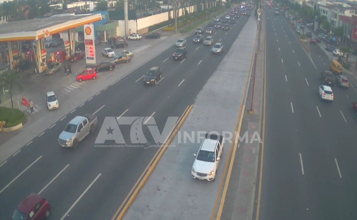 ATVInforma's tweet photo. #ATVInforma | Desde el sistema de videovigilancia del #CMVS se observa el flujo vehicular en el km 1 y 2 de la Av. Samborondón.
⚠️Conduzca con cuidado y respete las señales de tránsito. https://t.co/ow0rQcb8bg