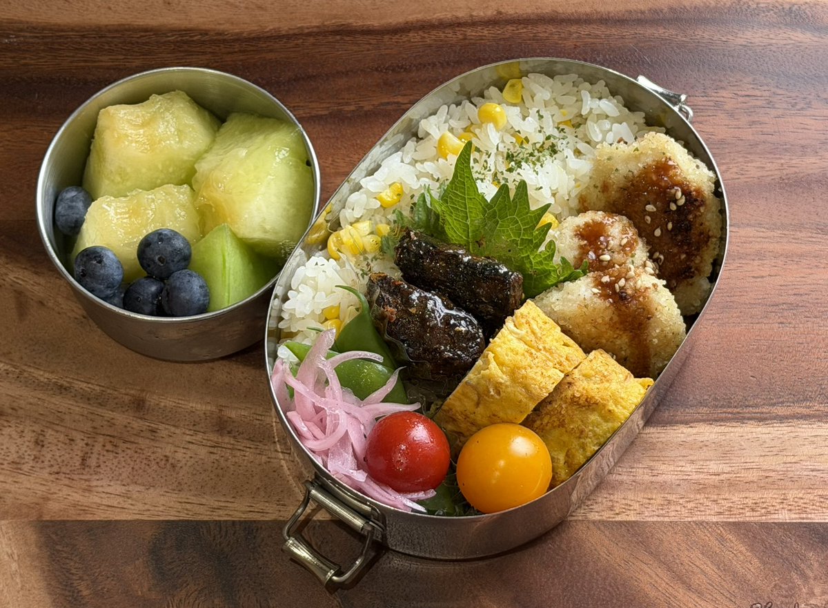 miffy_cooking's tweet photo. 今日の娘のお弁当😸

＊🌽バターご飯
＊鶏カリカリ焼き
＊なめ茸入り卵焼き
＊秋刀魚佃煮
＊成平インゲン・紫玉葱マリネなど
＊メロン　🫐

友人たちとの食事会があるとか
いいなあ

気をつけて行ってらっしゃい https://t.co/X63LnaL8e8