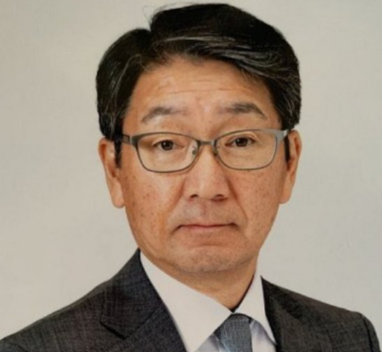 U6k7GnTqyLPlEvF's tweet photo. 旭川いじめ凍死事件
クズ教師たちの現在

菅野未里（旭川市立北星中学校元教諭）

被害者である
広瀬爽彩さんの母親から
「娘が学校でいじめにあっている」
と相談されていたにも関わらず
「今日は彼氏とデートが約束があるので」
などと発言し、
いじめについて、真剣に対応しなかった。

3年間の休職期間中に
給与やボーナスをしっかり受け取りながら
現在は、旭川市役所に天下りか？

中山岳（旭川市立北星中学校教頭）

被害者である
広瀬爽彩さんの母親に対して
「1人の被害者の未来よりも
　10人の加害者の将来の方が大事だ」
「頭がおかしいのか、病院に行け」
などと暴言を吐いた。

現在も北星中学校で教頭をしている。

金子圭一（旭川市立北星中学校•元校長）

学校で行われた保護者説明会で
「いじめはなかった」
「被害者である広瀬さんには
　死にたい願望があった」
などと発言した。

校長を定年退職した後は
多額の退職金を受け取りながら
旭川市役所に
教育指導員として天下りした。

その後、石を投げられて
自宅の窓ガラスが割られたり
職場にクレームが殺到して
辞職に追いこまれた。

現在も旭川市内で講演をしては
「いじめはなかった」
「自分の名誉が回復されていない」
などと発言して、
自己保身を行っている。